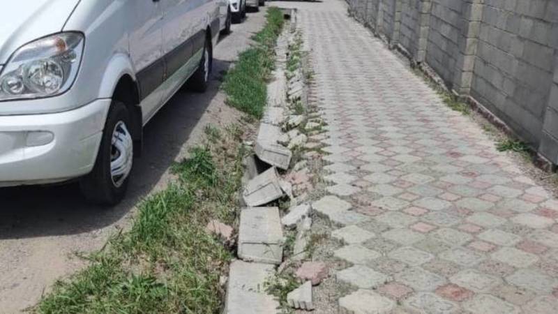На тротуаре по Валиханова сломаны бордюры. Фото