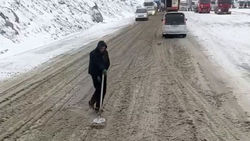 Водитель жалуется на состояние дороги на перевале Төө-Ашуу после снега. Видео