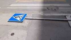 На Рыскулова упал дорожный знак. Фото