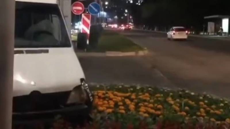 Бус в результате аварии заехал на газон с цветами. Видео