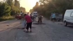 В Аксыйском районе жители своими силами ремонтируют дороги. Видео