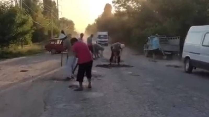 В Аксыйском районе жители своими силами ремонтируют дороги. Видео