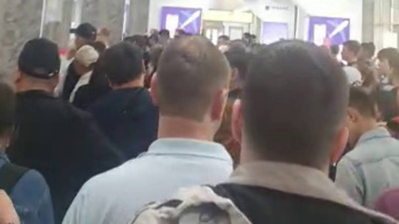«Нервы на пределе». Огромная очередь в аэропорту «Манас». Видео