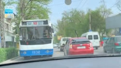 Водитель выехал на встречку, заблокировал троллейбус и опубликовал это видео в TikTok