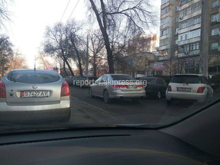 Московская-Умуталиева B3206AQ 
парковка на проезжей части