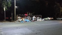 На Гоголя-Фрунзе мусор вываливается из баков. Фото
