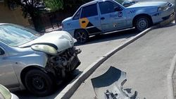 На Жаманбаева-Руставели столкнулись две машины. Фото горожанина