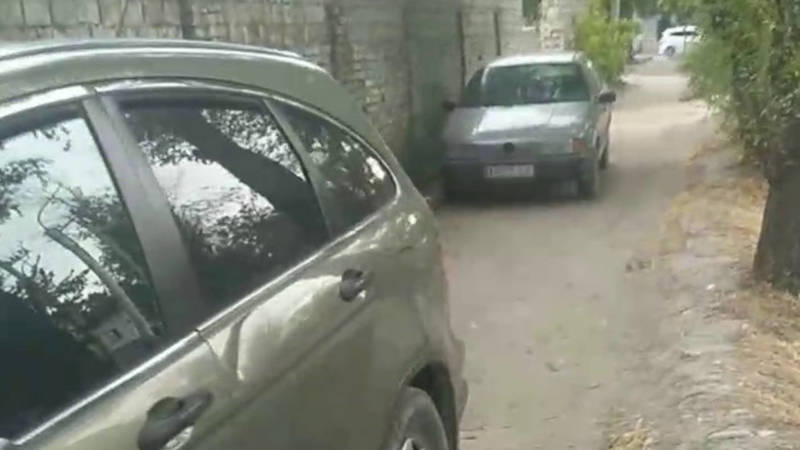 «Хонда» и «Фольксваген» припаркованы на тротуаре на Баха. Видео