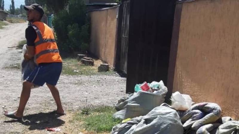 «Тазалык» убрал мусор на улицах Ак-Босого. Фото