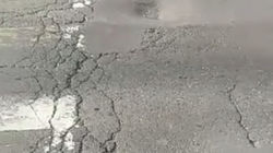 На Московской из-за затопа проваливается асфальт на дороге. Видео