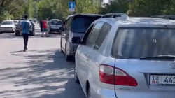 Ряд машин припаркован в неположенном месте возле ГорГАИ. Видео