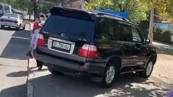 Lexus LX 470 со штрафами в 20 тыс. сомов припаркован на остановке. Фото и видео