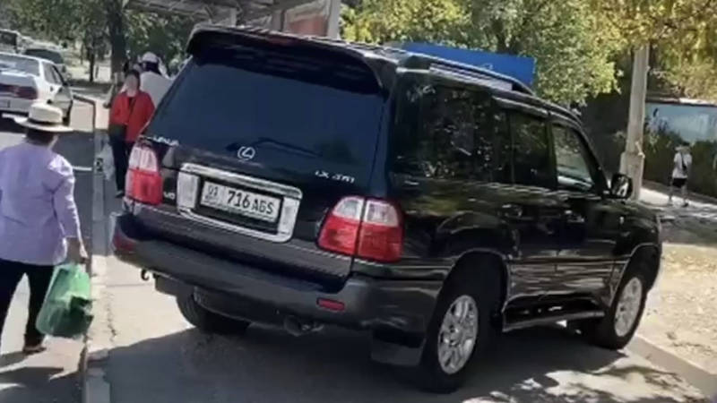 Lexus LX 470 со штрафами в 20 тыс. сомов припаркован на остановке. Фото и видео
