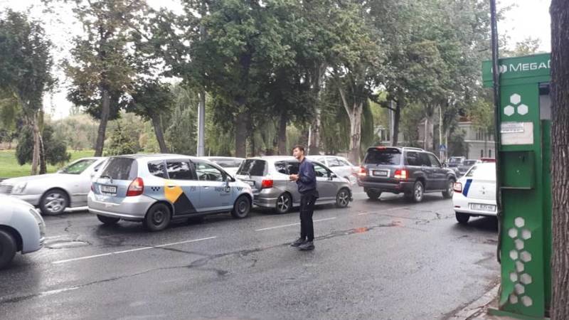 Водитель «Яндекса» врезался в машину, которая пропускала пешехода