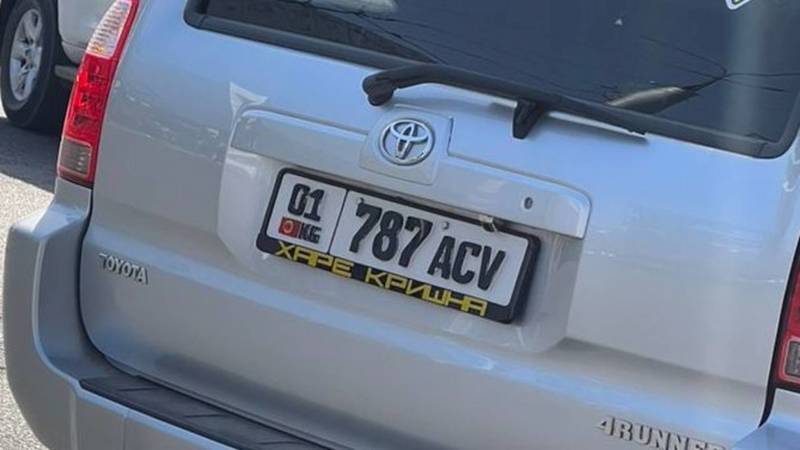 Водитель Toyota 4Runner заклеил флаг Кыргызстана на госномере турецким. Фото