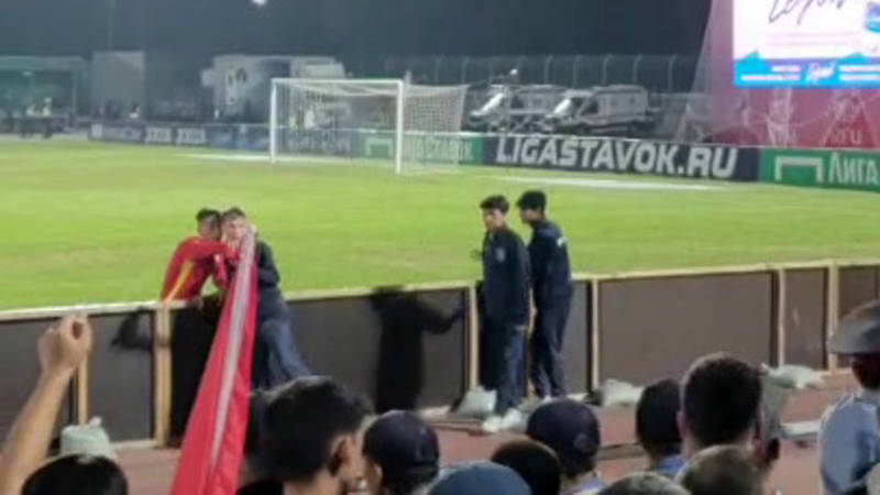 Футболист сборной Кыргызстана подарил футболку мальчику, написавшему его имя на плакате. Видео