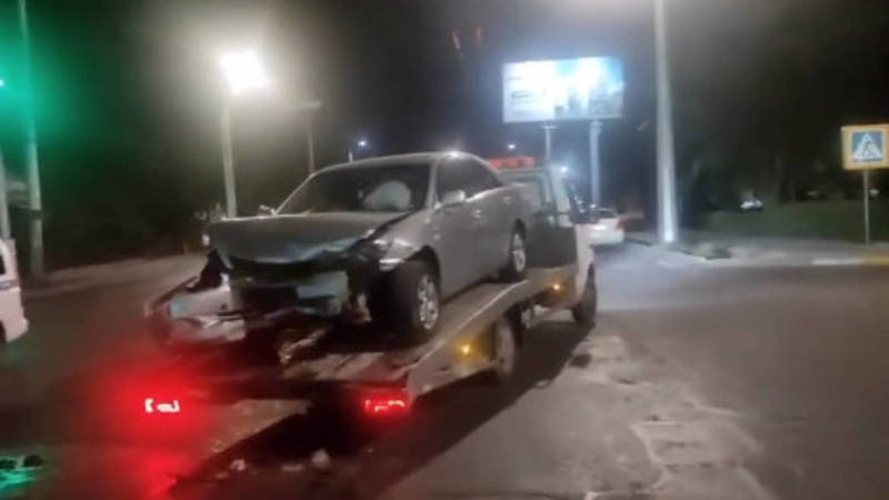 На Ахунбаева «Камри» врезалась в такси. Видео с места аварии