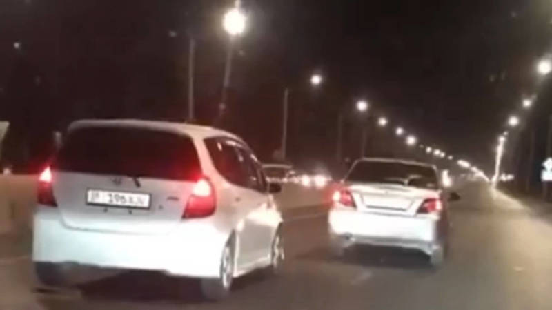 «Нексия» с российскими номерами «виляет» на дороге и не пропускает другие машины. Видео