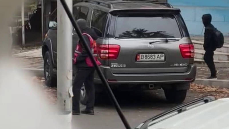 Законно ли берут плату на парковку на Турусбекова? Видео