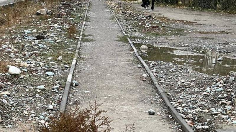 В Учкуне второй год не ремонтируют тротуары. Фото