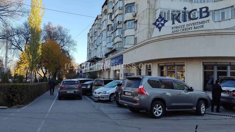Это в компетенции УПСМ столичного ГУВД, - мэрия о парковке на Айтматова возле банка KICB