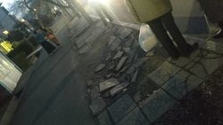 На Ахунбаева сделали тротуар, но остановку не отремонтировали. Фото