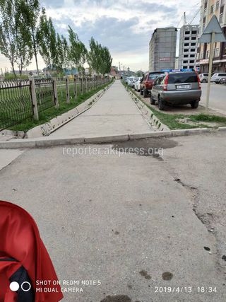 На ул. Куйручук напротив школы №88 тротуар в разрушенном состоянии, - читатель <i>(фото)</i>