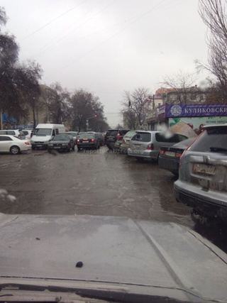 Законно ли стоит магазин у проезжей части на Московская-Шопокова, из-за которого постоянно образуются пробки? - читатель <b>(фото)</b>