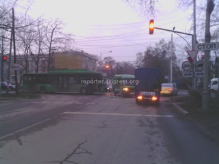 На Манаса-Фрунзе столкнулись троллейбус и микроавтобус <b><i> (видео) </i></b>