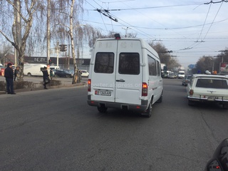 Прошу ДПС следить за порядком на перекрестке Байтик Баатыра-Ахунбаева, где происходит масса нарушений водителями общественного транспорта и джипов, - читатель <b>(фото)</b>