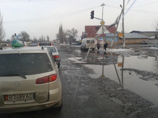 В Сокулукском и Московском районах много машин стали обгонять по обочине справа, что создает порой очень аварийную ситуацию, - читатель <b><i> (фоторепортаж) </i></b>