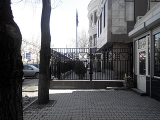 Еще месяц назад обсуждался демонтаж забора «Росинбанка», перекрывающего тротуар по ул.Московская, но до сих пор все по-прежнему, - читатель <b><i> (фото) </i></b>