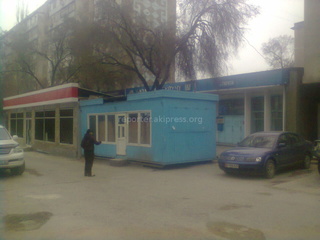 На Боконбаева-Ибраимова магазин закрывает здание почты и банка, а его лестница выходит на проезжую часть, - читатель <b><i> (фото) </i></b>