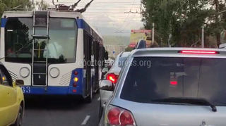 Троллейбус №10 высаживает пассажиров посередине дороги. Видео