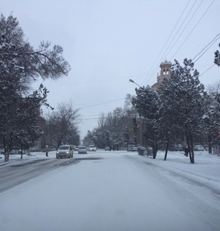 Даже центральные улицы Бишкека не подготовили к снегопаду, водители мучились и не могли проехать ни вниз ни вверх, - читатели <b><i> (фото,видео) </i></b>