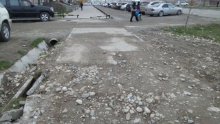 Из-за строительства компании «Керемет» в микрорайоне Джал разрушили тротуар, арычную систему и люки, - читатель <b><i> (фото) </i></b>