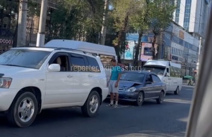 На Байтик Баатыра-Горького столкнулись «Тойота Хайлендер» и «Дэу Нексия»