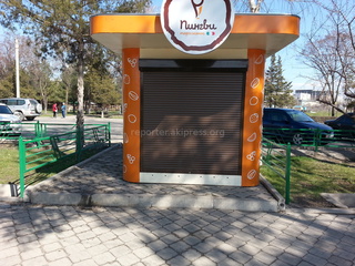 В парке на Южных Воротах и в Дубовом парке незаконно установлены объекты, заграждающие вход и пешеходную аллею, - читатели <b><i> (фото) </i></b>