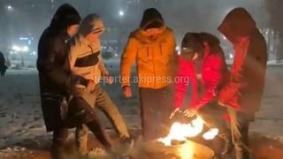 УВД Свердловского района разыскивает парней, которые грели ноги у Вечного огня. Видео