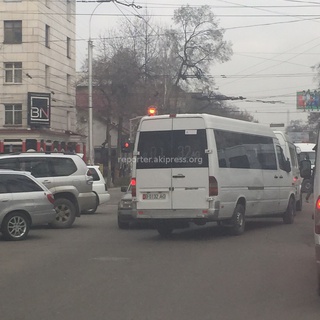 Читатель прислал фото: «Прошу принять меры по отношению к таким горе-водителям! Водитель буса с госномером В 0132 AG, и ряд других водителей тех же бусов, выехали на встречную полосу по улице Киевская 3 апреля, тем самым создали пробку.»