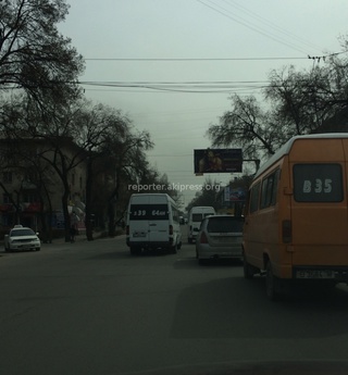 Читатель прислал фото нарушения, совершенного 3 апреля маршруткой 225 на ул. Киевская в 11:05.