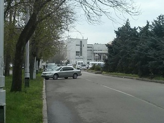 «Всякая бывает парковка в Бишкеке, но этот водитель отличился - припарковался поперек целой полосы движения по ул. Раззакова», - прислал читатель 16 апреля.