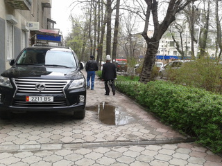 Парковка служебной машины на тротуаре на Турусбекова-Токтогула 15 апреля.