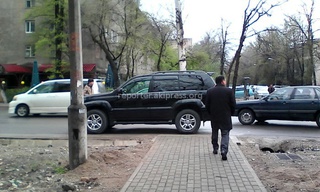 «Вот такая парковка на Токтогула-Раззакова. Заметили сколько места есть впереди?» - прислал читатель 16 апреля.
