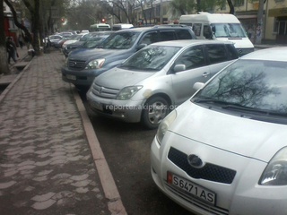 Постоянная парковка на остановках на Московская-Исанова и возле ЦУМа.