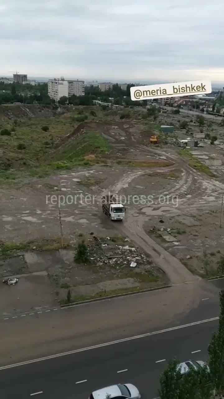 Грузовики заносят грязь на дорогу. Видео