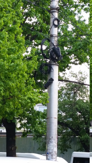 Контролирует ли кто-нибудь безопасность и эстетичность проводки кабелей на столбах центральных улиц Бишкека? - читатель <b><i>(фото)</i></b>