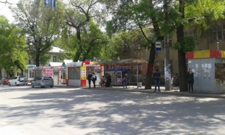 <b>Кыргызча:</b> На остановке на Московская-Логвиненко установлено 3 незаконных павильона, - читатель <b><i>(фото)</i></b>