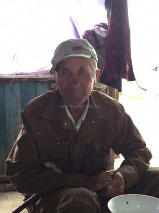 В Карасуйском районе люди, которые переписали дом пожилого мужчины на себя, обязались достойно ухаживать и кормить его, но он голодает, - читатель <b><i>(фото)</i></b>