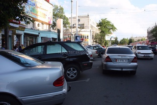 Из-за неправильной парковки машин на Шопокова-Чуй каждый день образуются пробки, - читатель <b><i>(фото)</i></b>